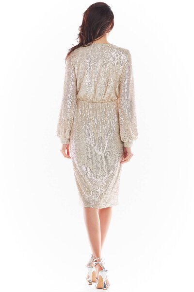 Dzianinowa beżowa sukienka z cekinami o kopertowym fasonie