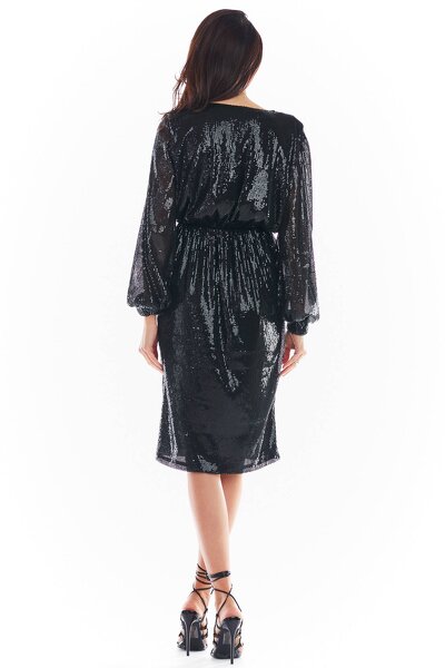 Dzianinowa czarna sukienka z cekinami o kopertowym fasonie