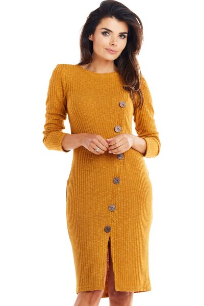 Dzianinowa sukienka w kolorze karmelkowym