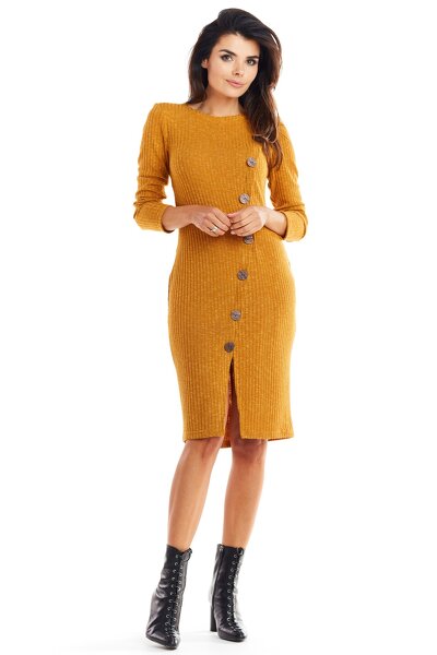 Dzianinowa sukienka w kolorze karmelkowym