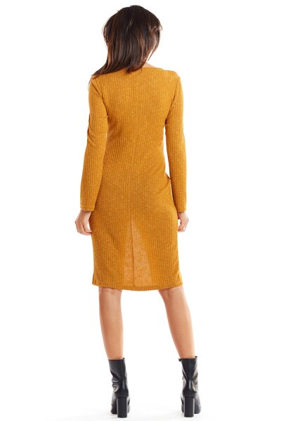Dzianinowa sukienka w kolorze karmelkowym
