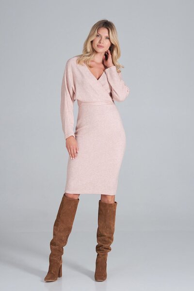 Dzianinowa sukienka w różowym kolorze z kopertowym dekoltem