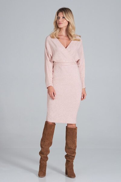 Dzianinowa sukienka w różowym kolorze z kopertowym dekoltem