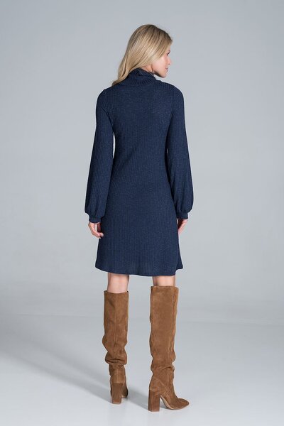 Dzianinowa sukienka z golfem w granatowym kolorze