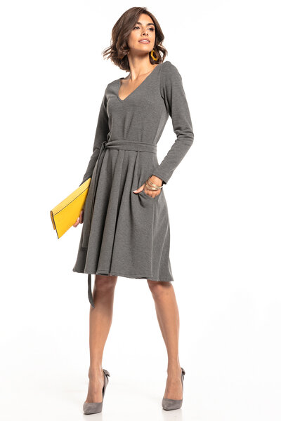 Dzianinowa szara sukienka o rozkloszowanym fasonie