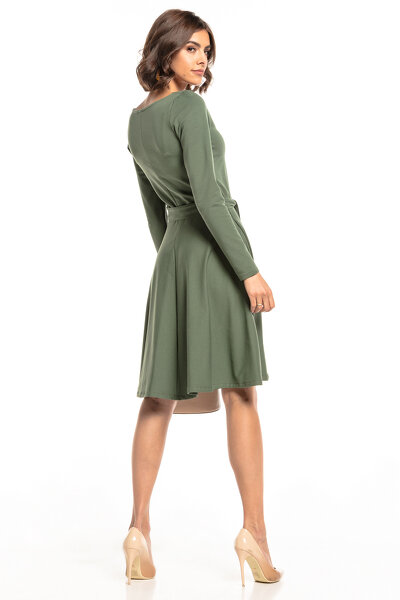 Dzianinowa zielona sukienka o rozkloszowanym fasonie