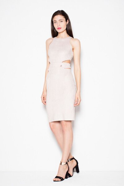 Beżowa zamszowa sukienka z wcięciami w talii