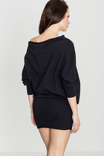 Czarna sukienka typu nietoperz