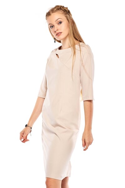 Koktajlowa beżowa sukienka z ozdobnym dekoltem