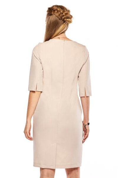 Koktajlowa beżowa sukienka z ozdobnym dekoltem