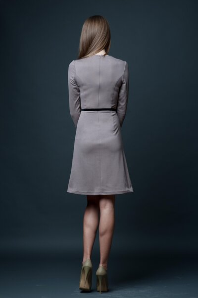 Beżowa sukienka z paskiem i ozdobnymi zamkami