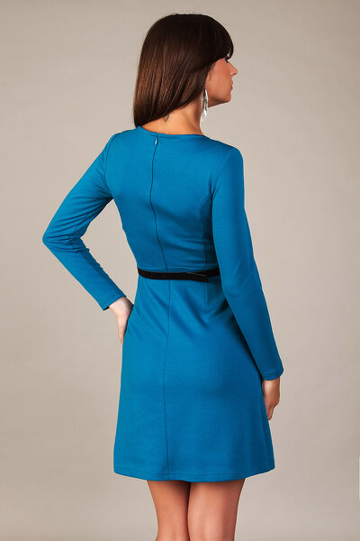 Niebieska sukienka z paskiem i ozdobnymi zamkami