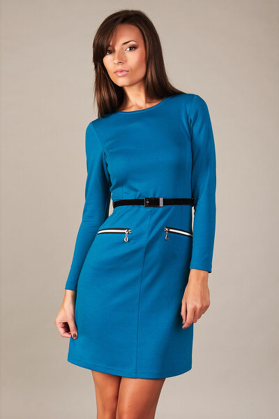 Niebieska sukienka z paskiem i ozdobnymi zamkami