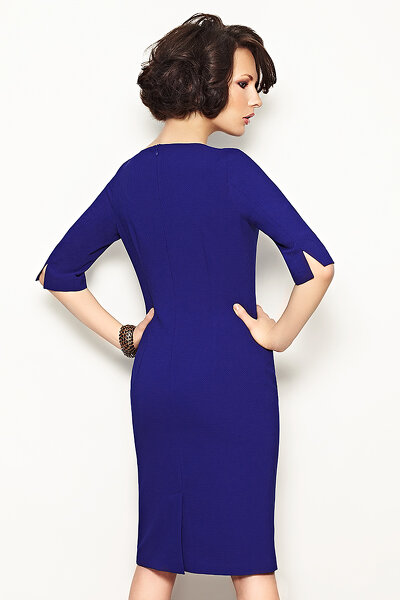 Koktajlowa niebieska sukienka z ozdobnym dekoltem