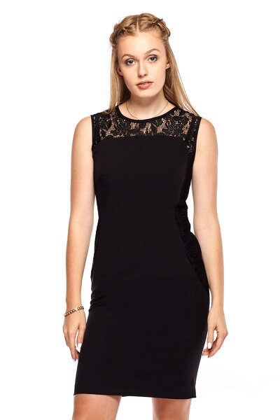 Wizytowa czarna sukienka zdobiona koronką