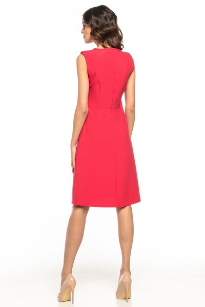 Czerwona letnia sukienka z ozdobną lamówką przy dekolcie