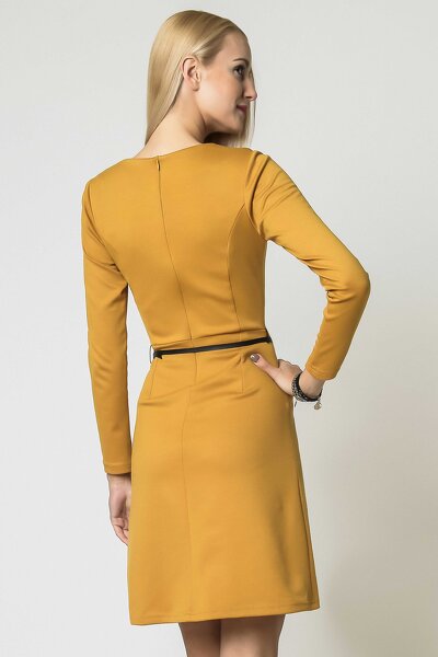 Miodowa sukienka z paskiem i ozdobnymi zamkami