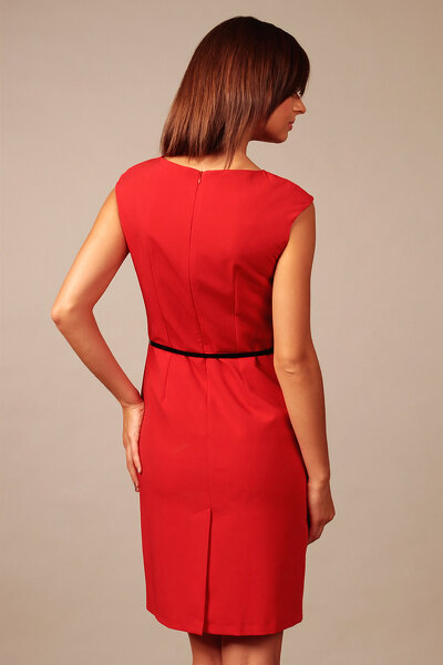 Czerwona ołówkowa sukienka z ozdobnymi zakładkami