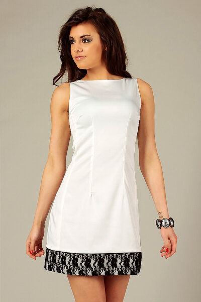 Biała sukienka mini ozdobiona pasem z koronki