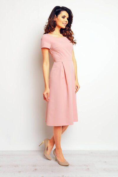 Elegancka sukienka o długości 7/8 w kolorze pudrowego różu