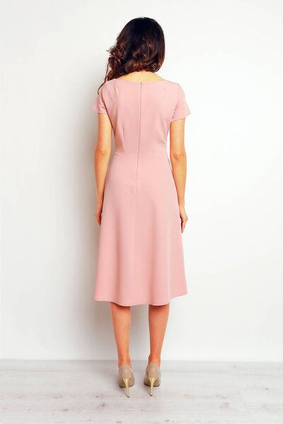 Elegancka sukienka o długości 7/8 w kolorze pudrowego różu