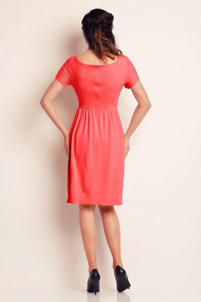 Elegancka sukienka w kolorze koral o rozkloszowanym fasonie