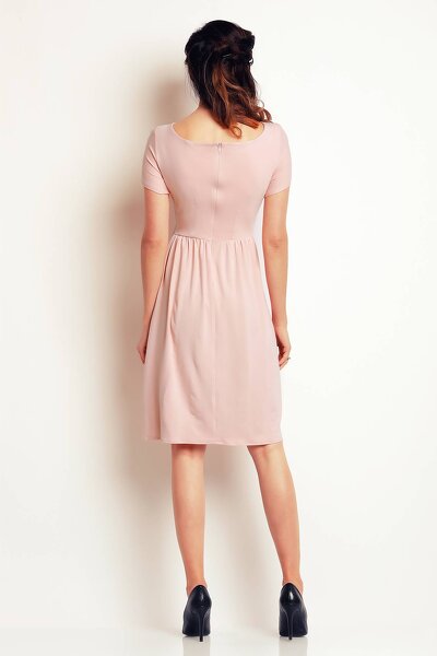 Elegancka sukienka w pudrowym kolorze o rozkloszowanym fasonie