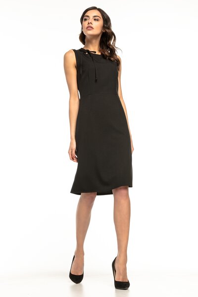 Czarna letnia sukienka z ozdobną lamówką przy dekolcie