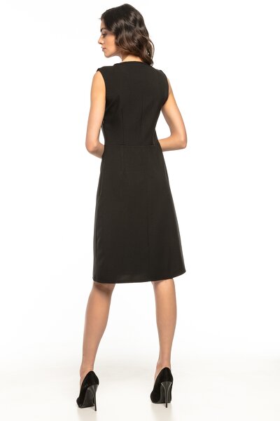 Czarna letnia sukienka z ozdobną lamówką przy dekolcie