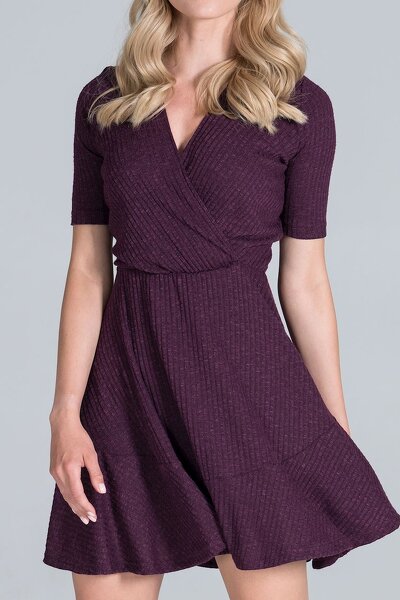 Fioletowa sukienka mini z prążkowej dzianiny