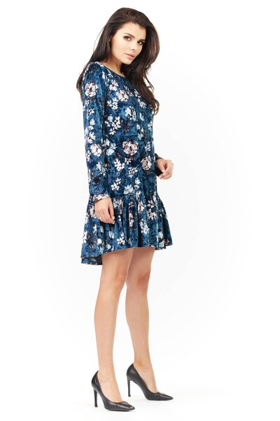 Granatowa luźna sukienka z ozdobną falbaną na dole