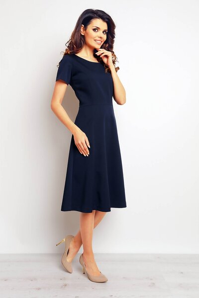 Granatowa rozkloszowana sukienka o długości 7/8