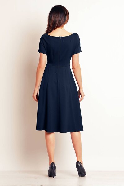 Granatowa rozkloszowana sukienka z łezką w dekolcie