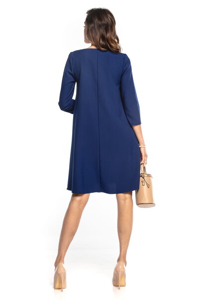 Granatowa sukienka midi z paskiem o trapezowym kroju