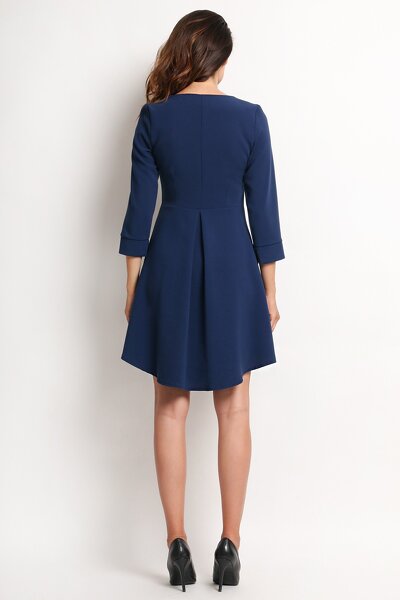 Granatowa sukienka z dłuższym tyłem