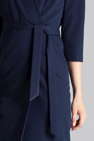 Sukienka z kopertowym dekoltem w granatowym kolorze