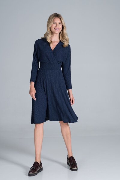 Granatowa sukienka z prążkowanej lejącej dzianiny