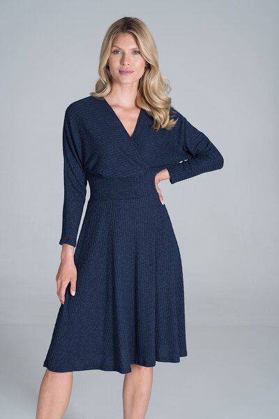 Granatowa sukienka z prążkowanej lejącej dzianiny
