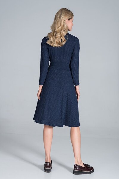 Granatowa sukienka z prążkowanej lejącej dzianiny