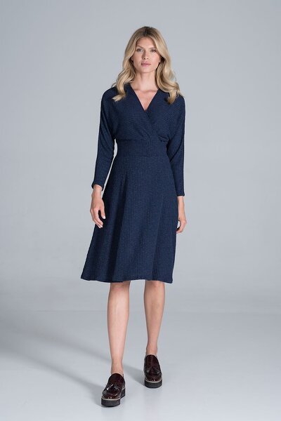 Granatowa sukienka z prążkowanej lejącej dzianiny