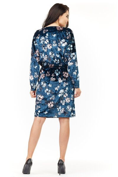 Granatowa sukienka z welurowego materiału