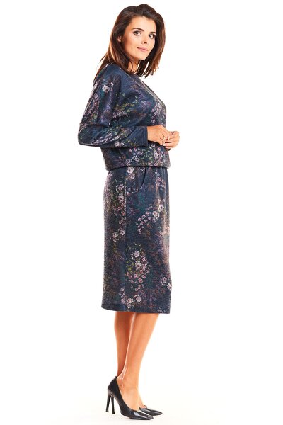 Granatowa sukienka za kolano w ozdobne kwiaty