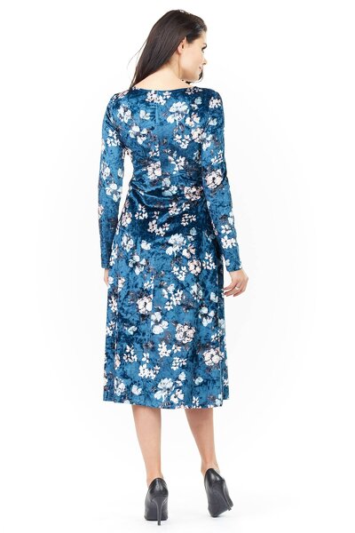 Granatowa dopasowana sukienka o długości 7/8