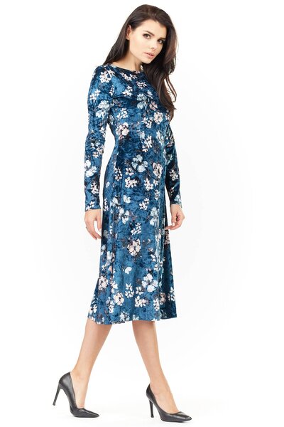 Granatowa dopasowana sukienka o długości 7/8