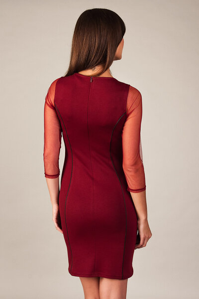 Czerwona obcisła sukienka z prześwitującymi rękawami