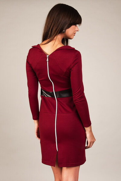 Bordowa dopasowana sukienka z pasem z eko-skóry
