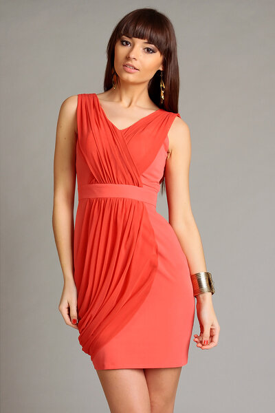 Koralowa sukienka mini z asymetrycznym marszczeniem