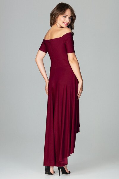 Asymetryczna sukienka z odkrytymi ramionami w bordowym kolorze