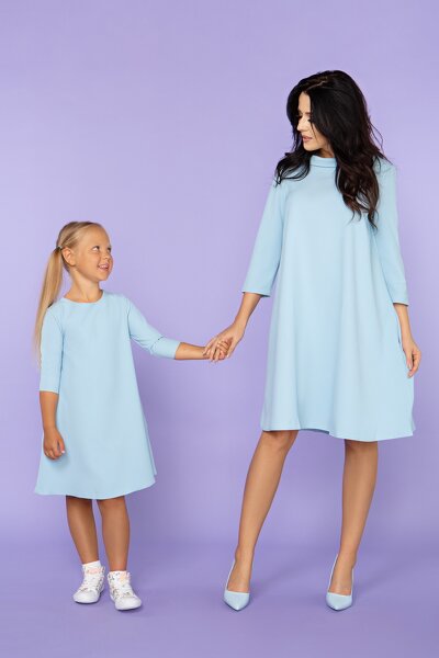 Błękitna sukienka z ozdobnym dekoltem na plecach