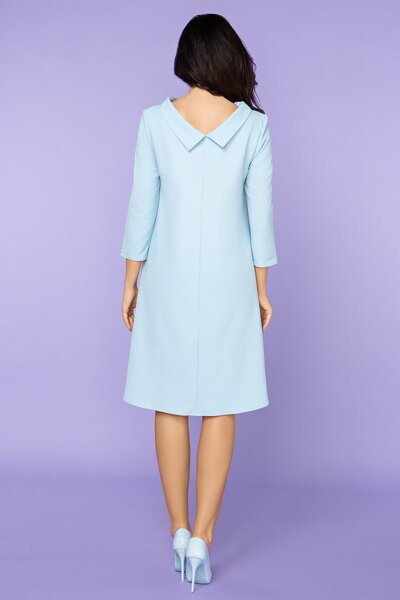 Błękitna sukienka z ozdobnym dekoltem na plecach